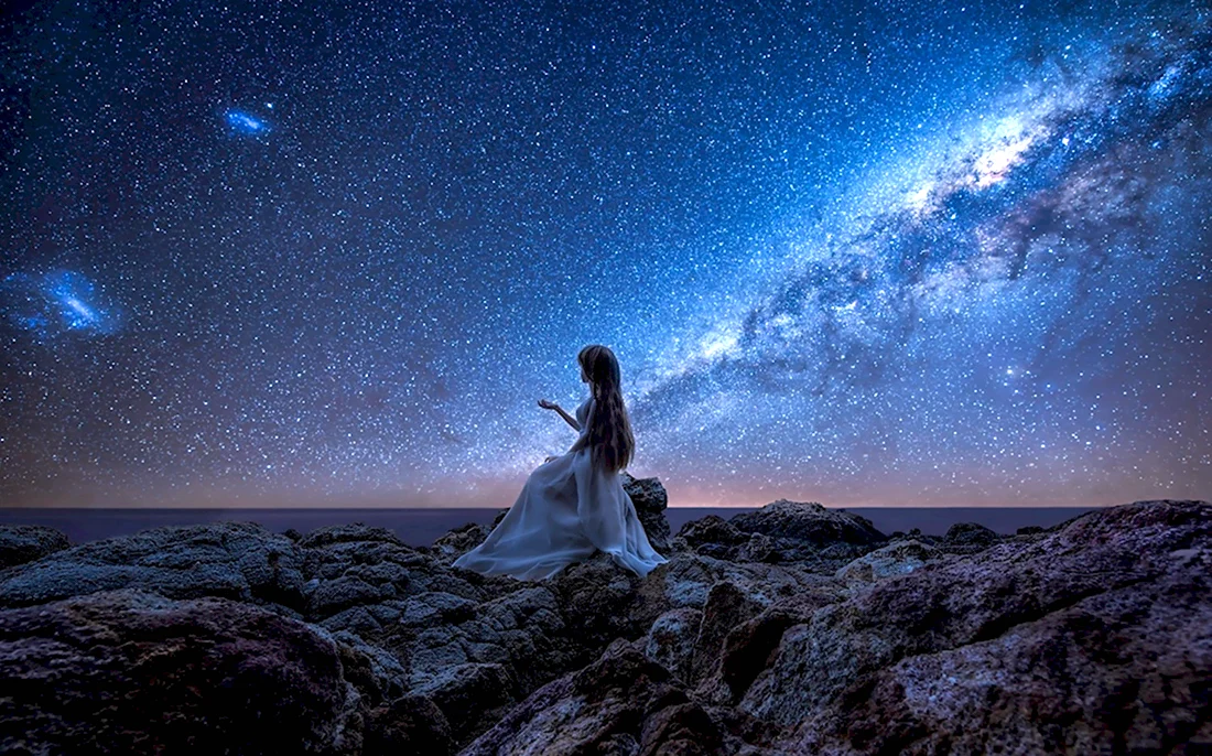 Девушка и звездное небо