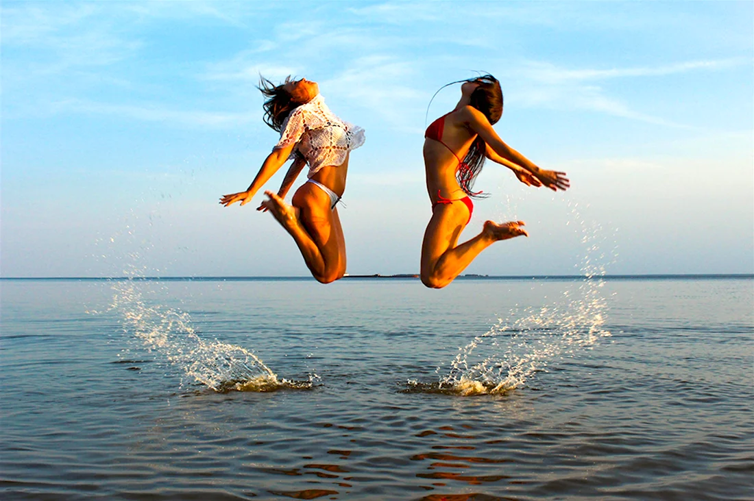 Девушка прыгает в воду