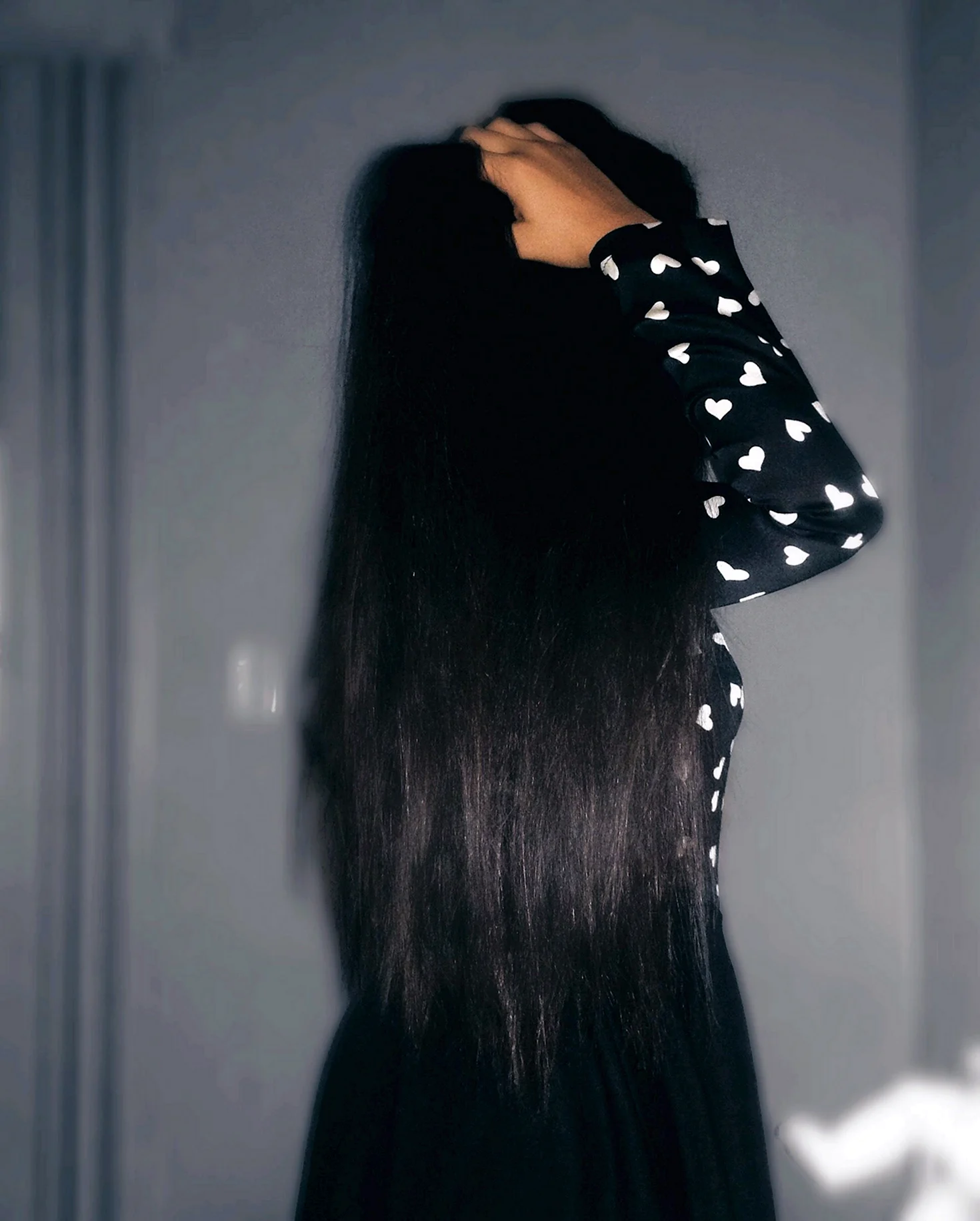 Девушка с черными волосами зимой