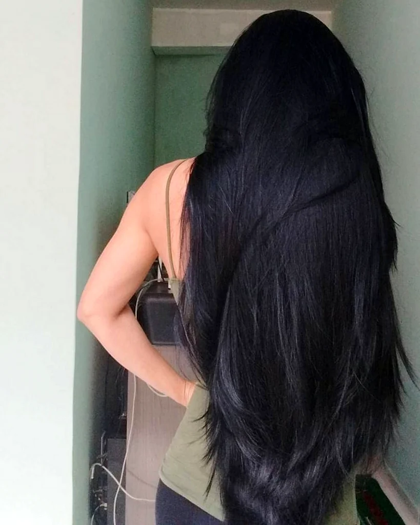 Девушка с длинными черными волосами со спины