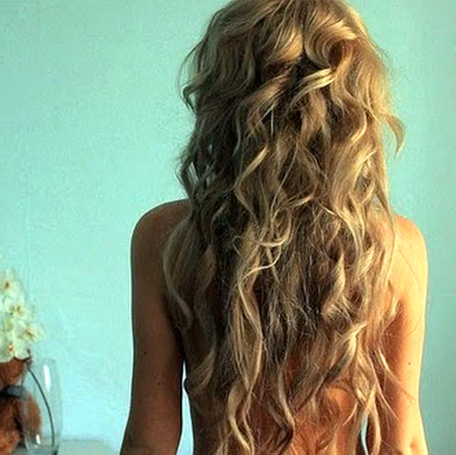 Девушка с длинными русыми волнистыми волосами