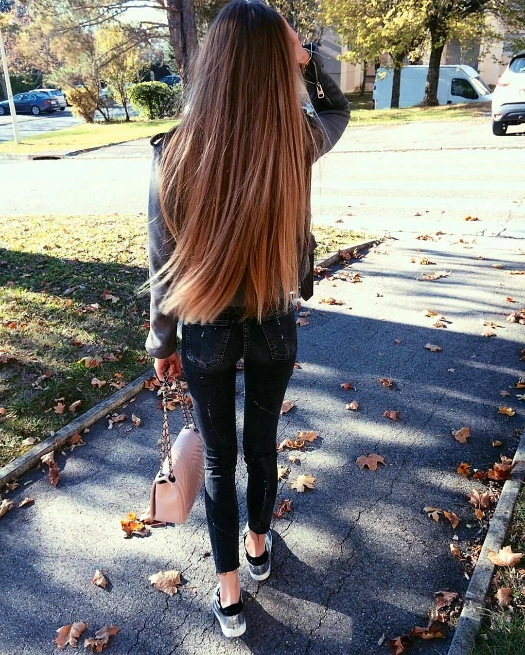 Девушка с длинными русыми волосами