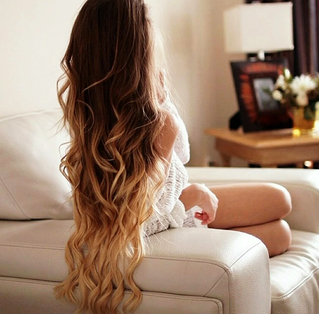 Девушка с длинными волосами со спины