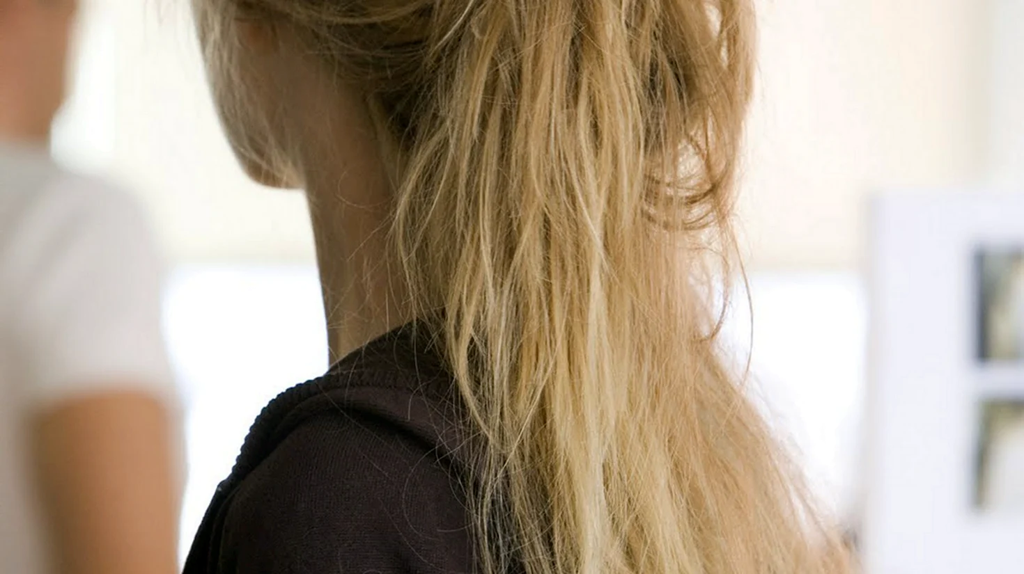 Девушка с короткими русыми волосами