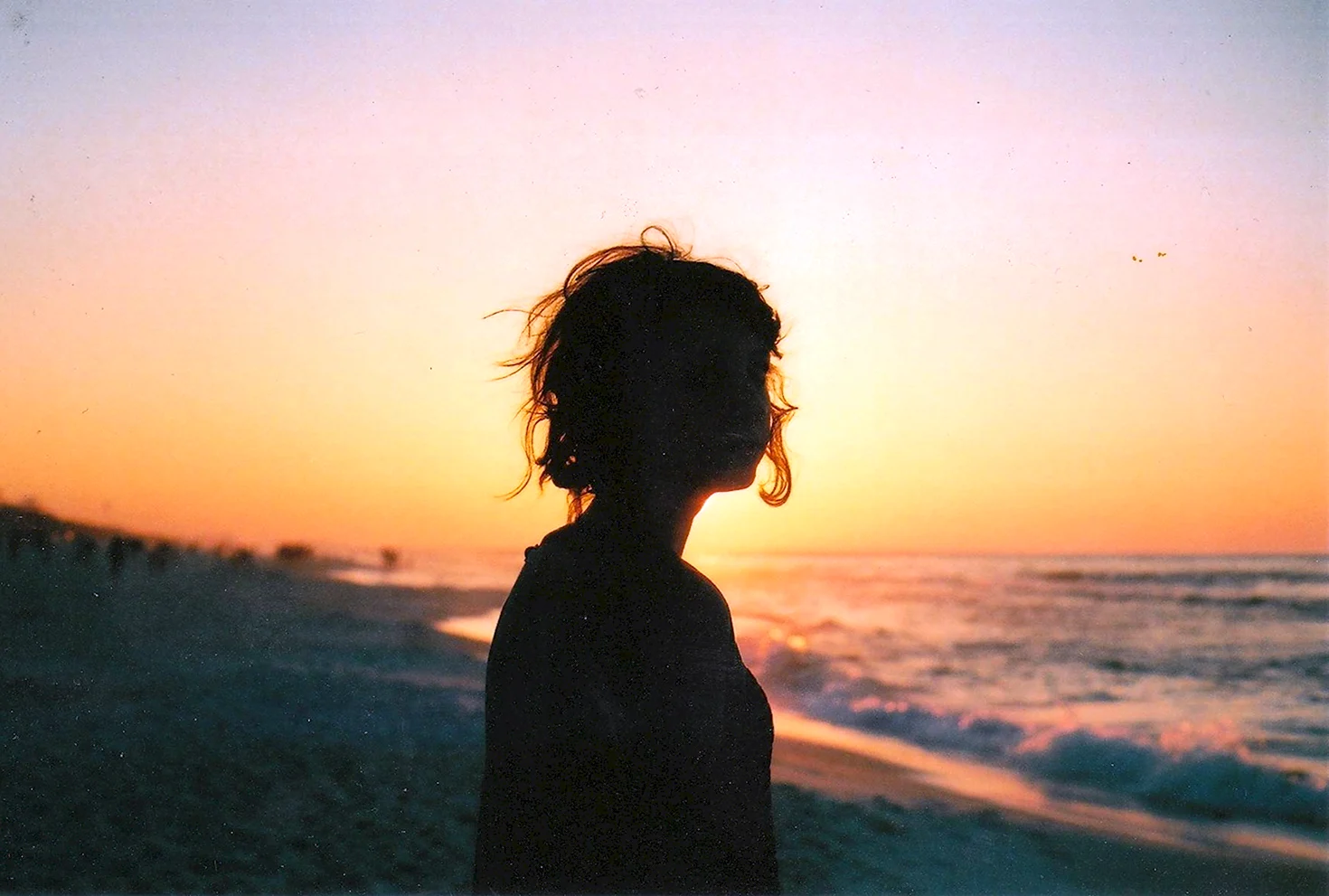 Девушка с короткими волосами на море