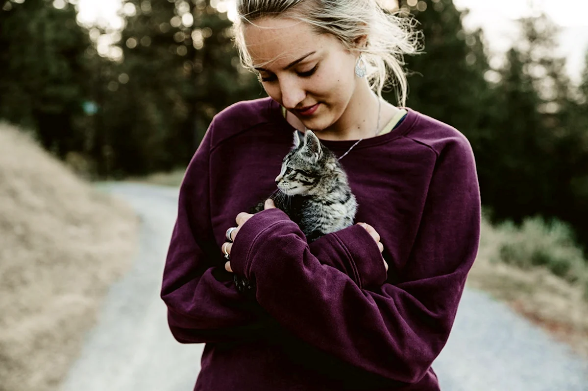 Девушка с котом