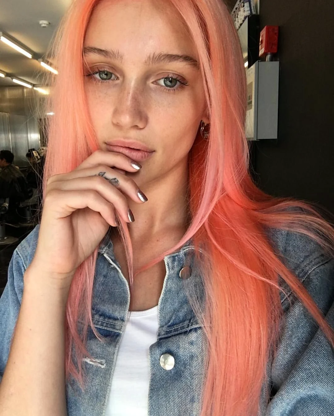 Девушка с персиковыми волосами