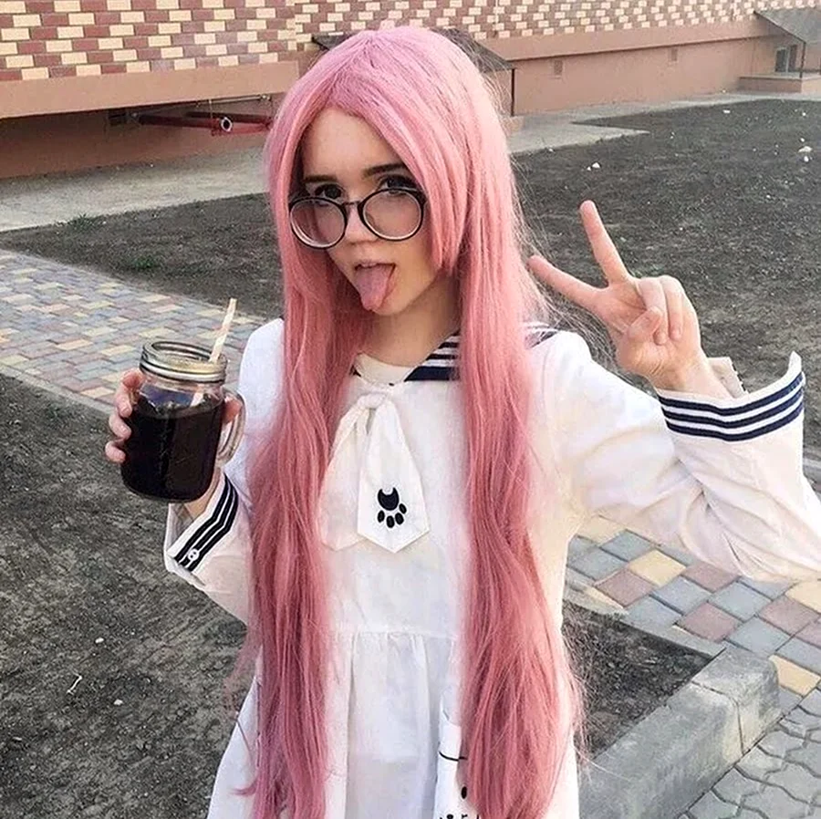 Девушка с розовыми волосами в очках