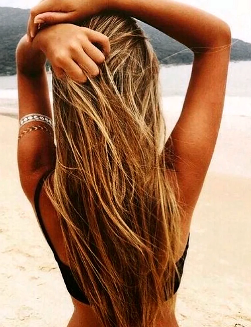 Девушка с русыми волосами на море