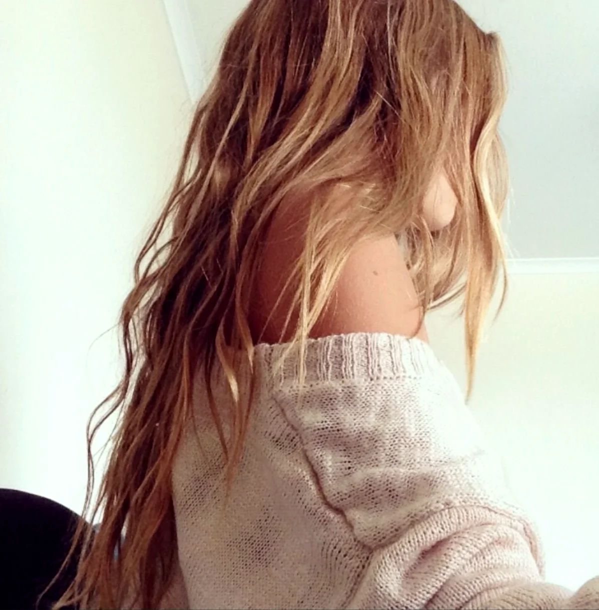 Девушка с русыми волосами со спины