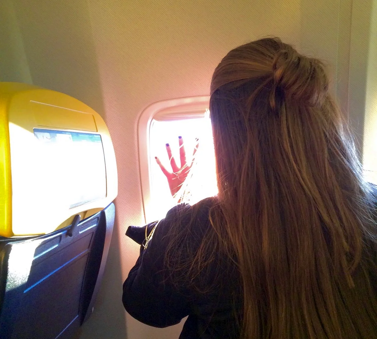Девушка с русыми волосами в самолете
