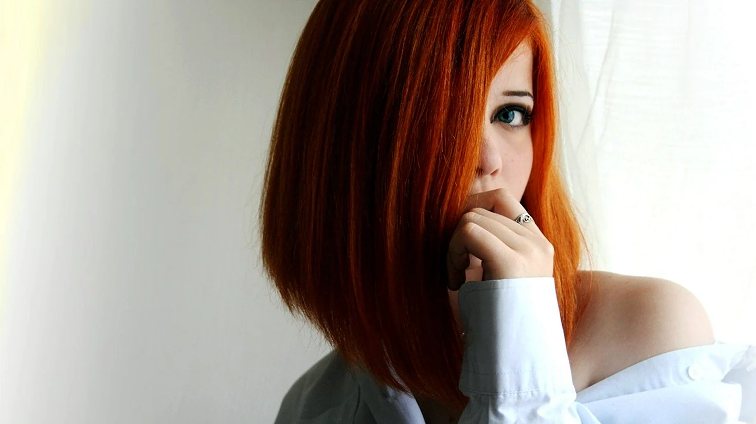 Девушка с рыжими волосами каре