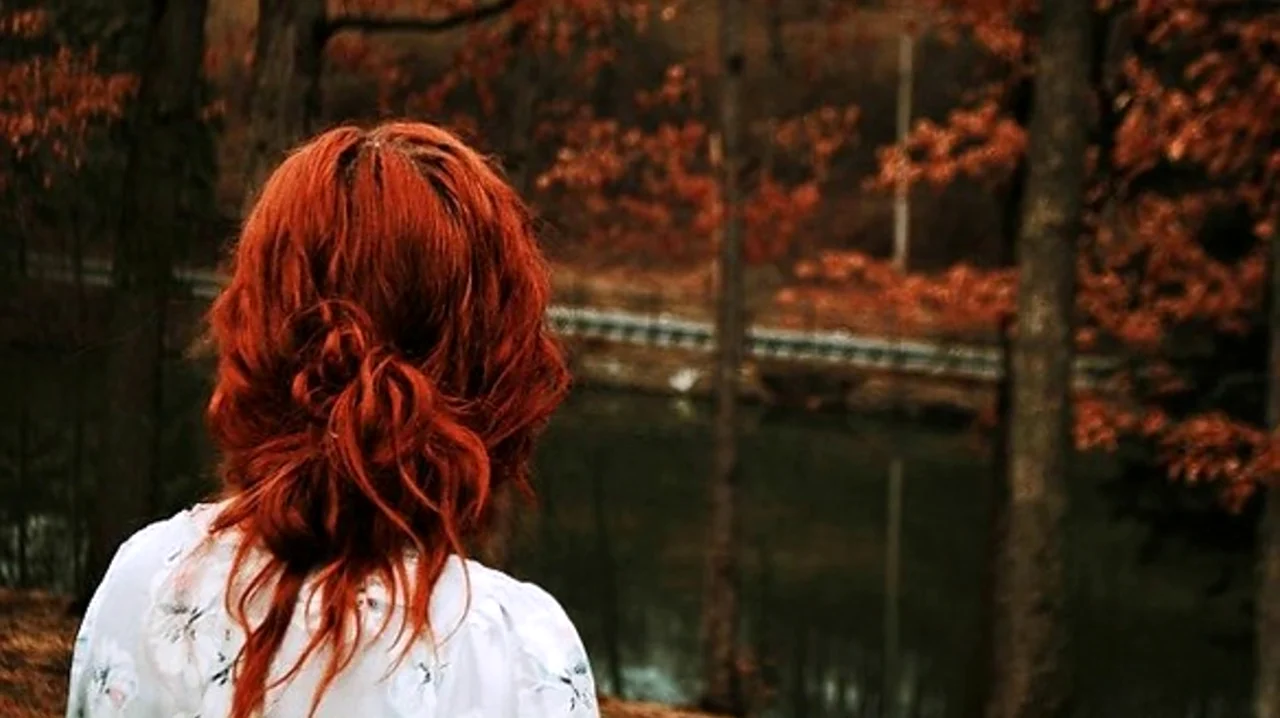 Девушка с рыжими волосами со спины