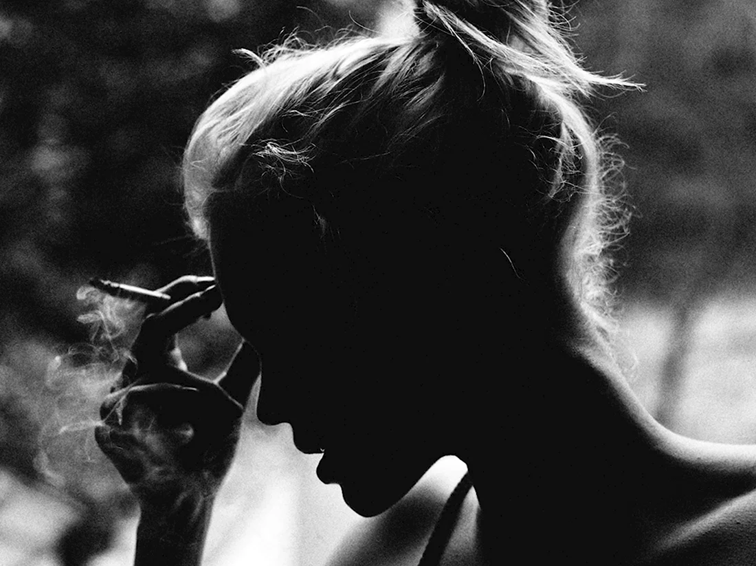 Девушка с сигаретой со спины