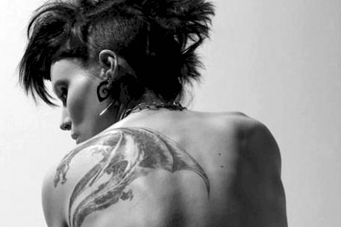 Девушка с татуировкой дракона 2003