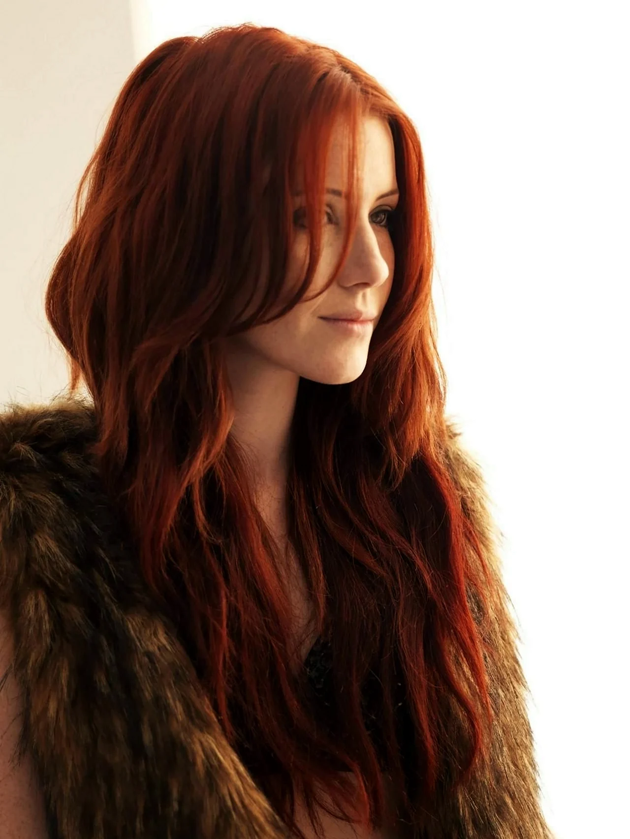 Девушка с темно рыжими волосами