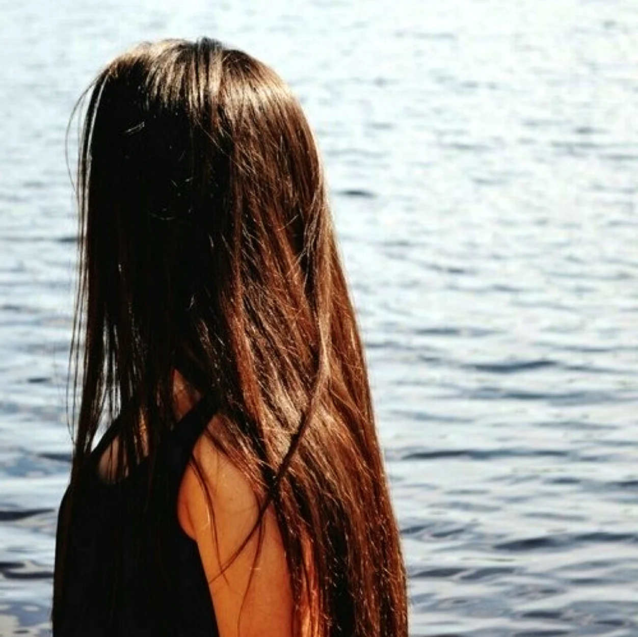 Девушка с темными волосами со спины