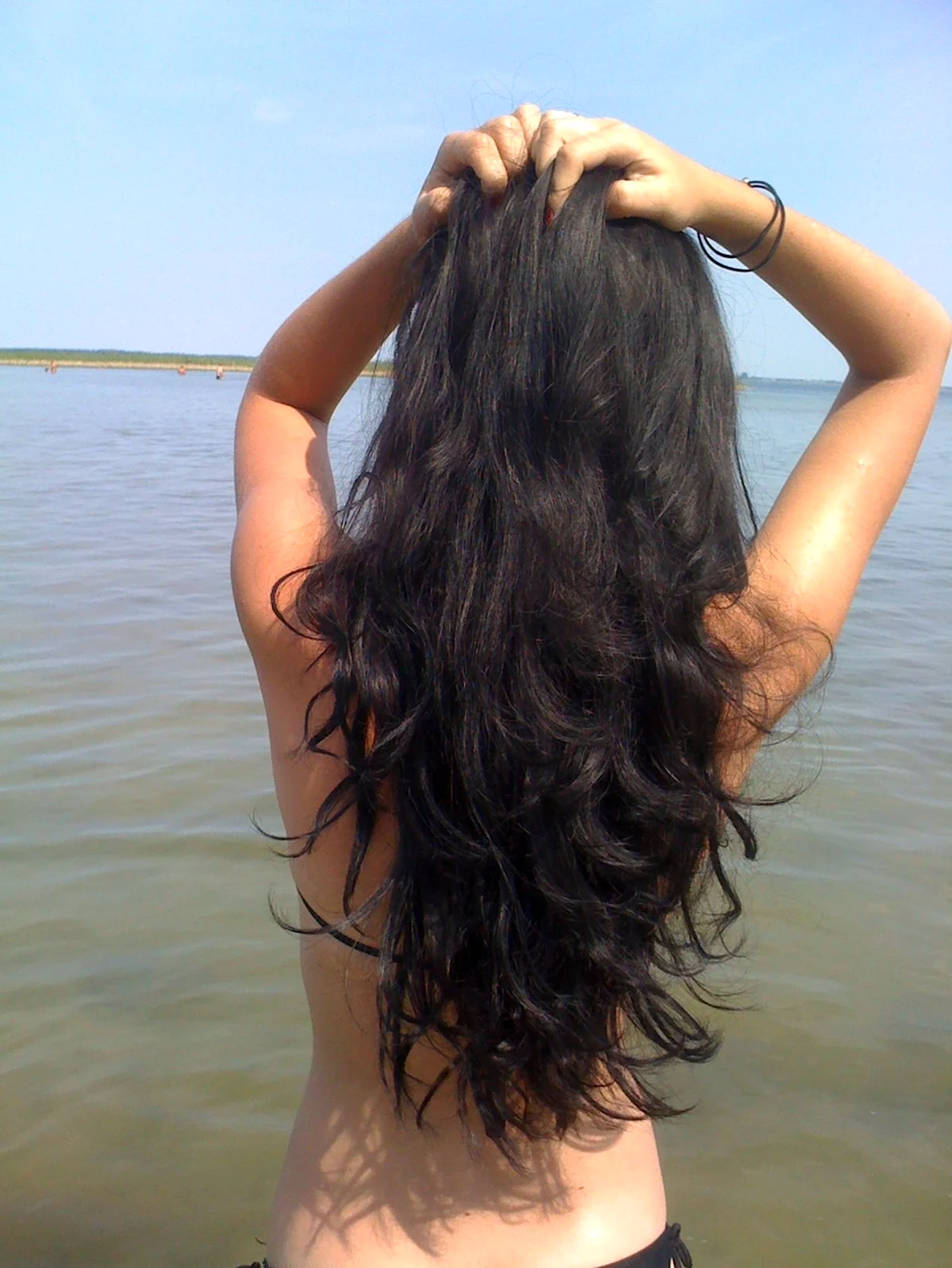 Девушка с темными волосами со спины