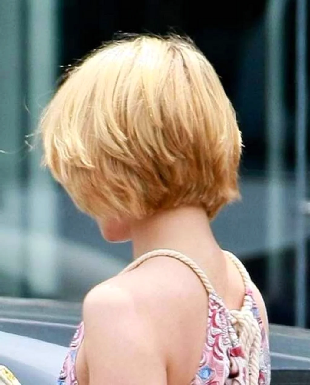 Девушка со спины блондинка с короткими волосами