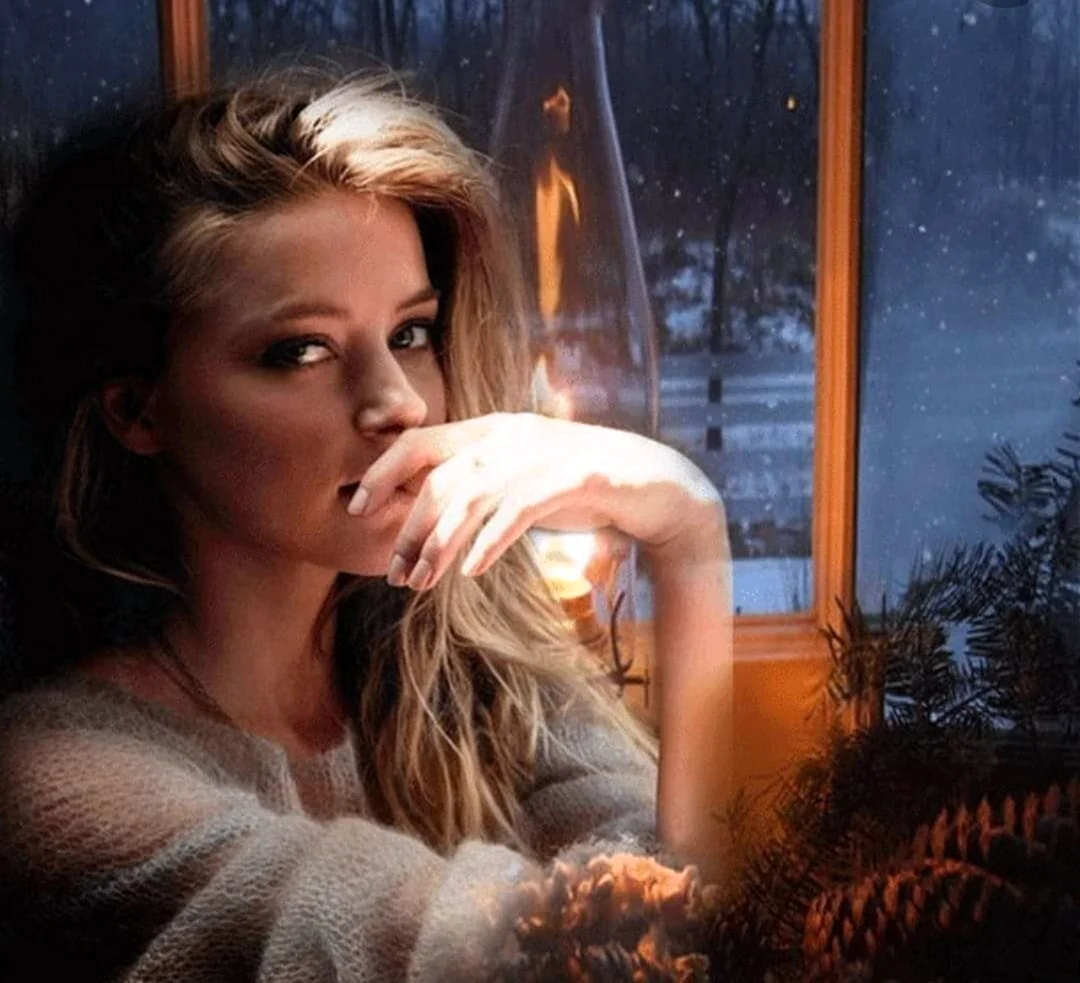 Девушка у зимнего окна