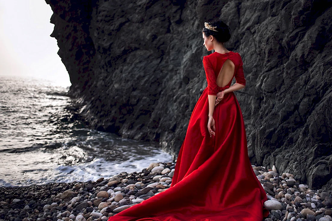 Девушка в длинном Красном платье