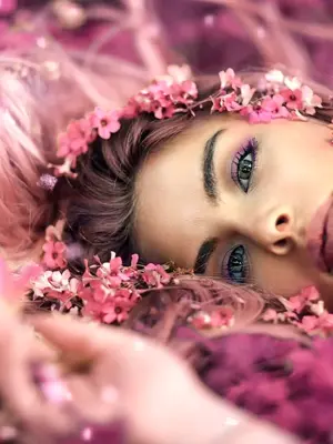 Девушка в розовых цветах