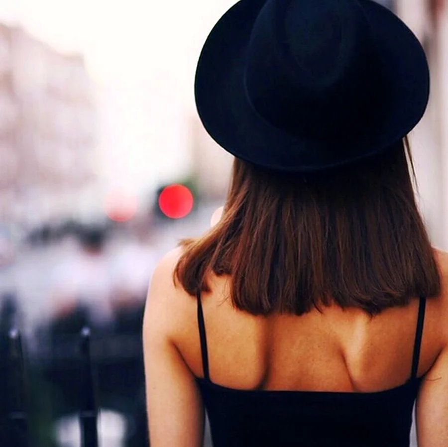 Девушка в шляпе со спины
