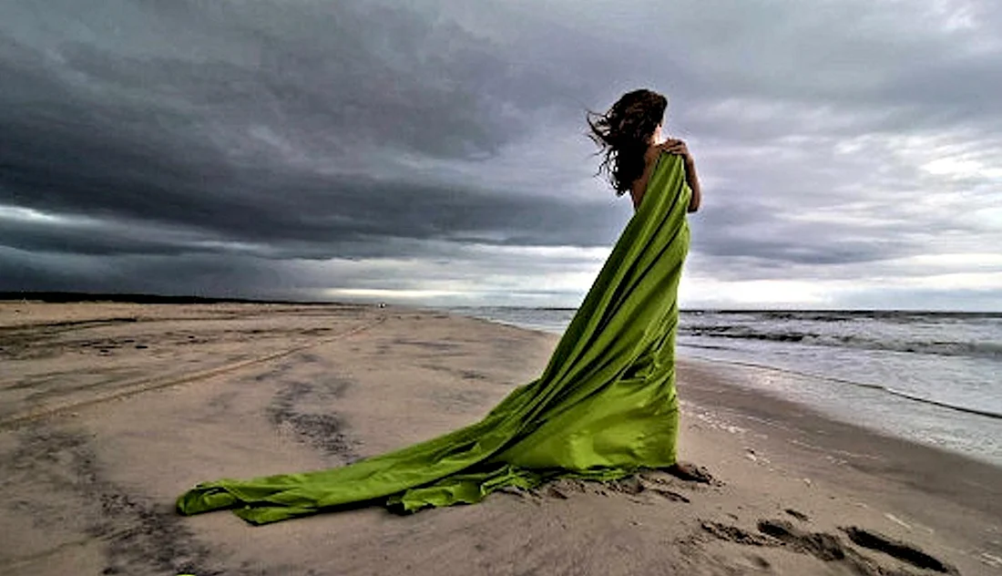 Девушка ждет на берегу моря