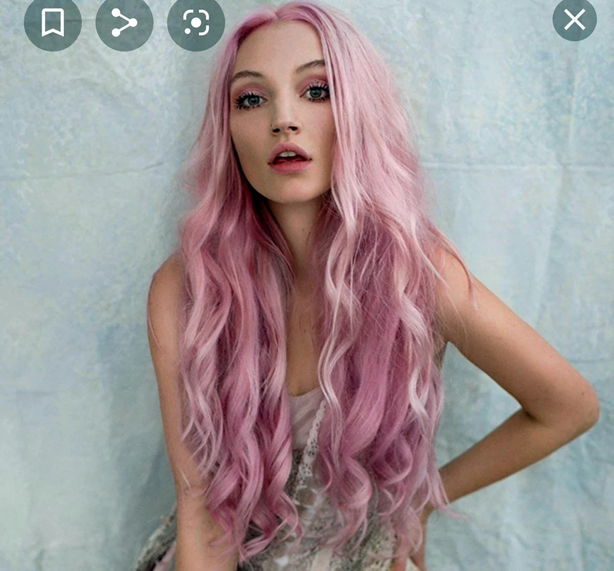 Диана Астер с розовыми волосами