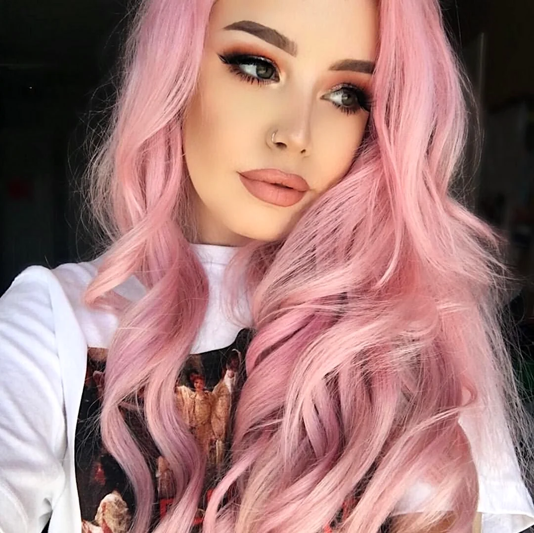 Диана Астер с розовыми волосами