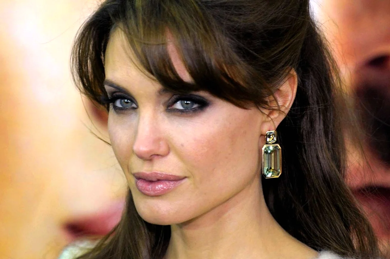 Длинная челка Анджелина Джоли