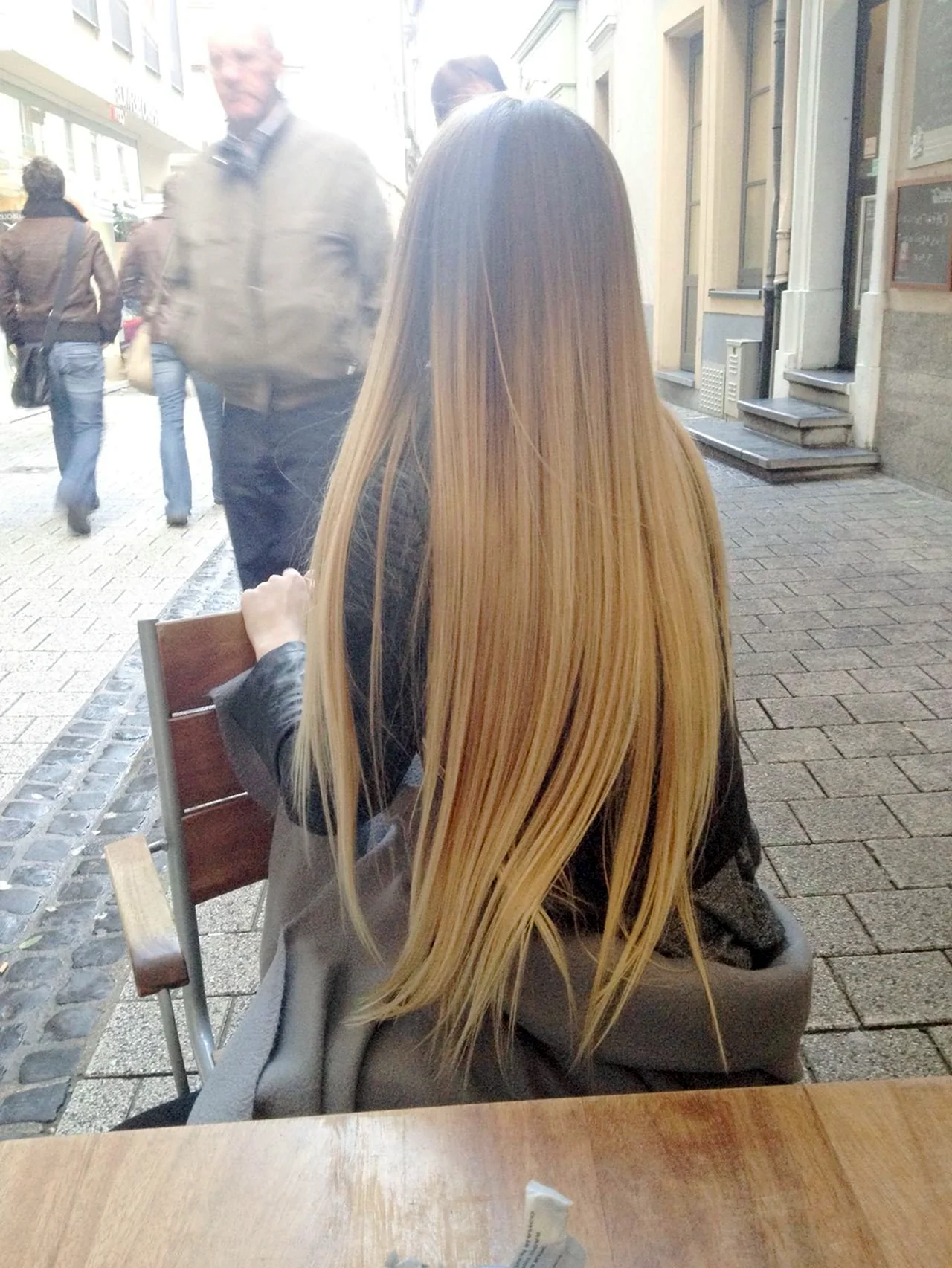 Длинные прямые светлые волосы