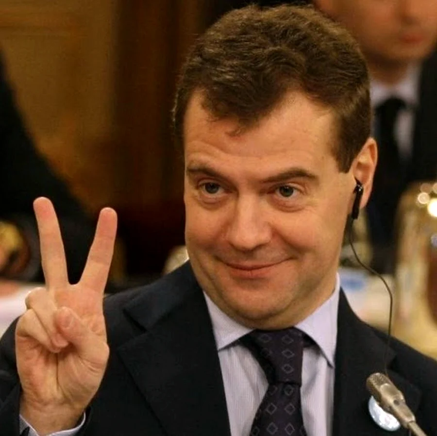 Дмитрий Анатольевич Медведев улыбается