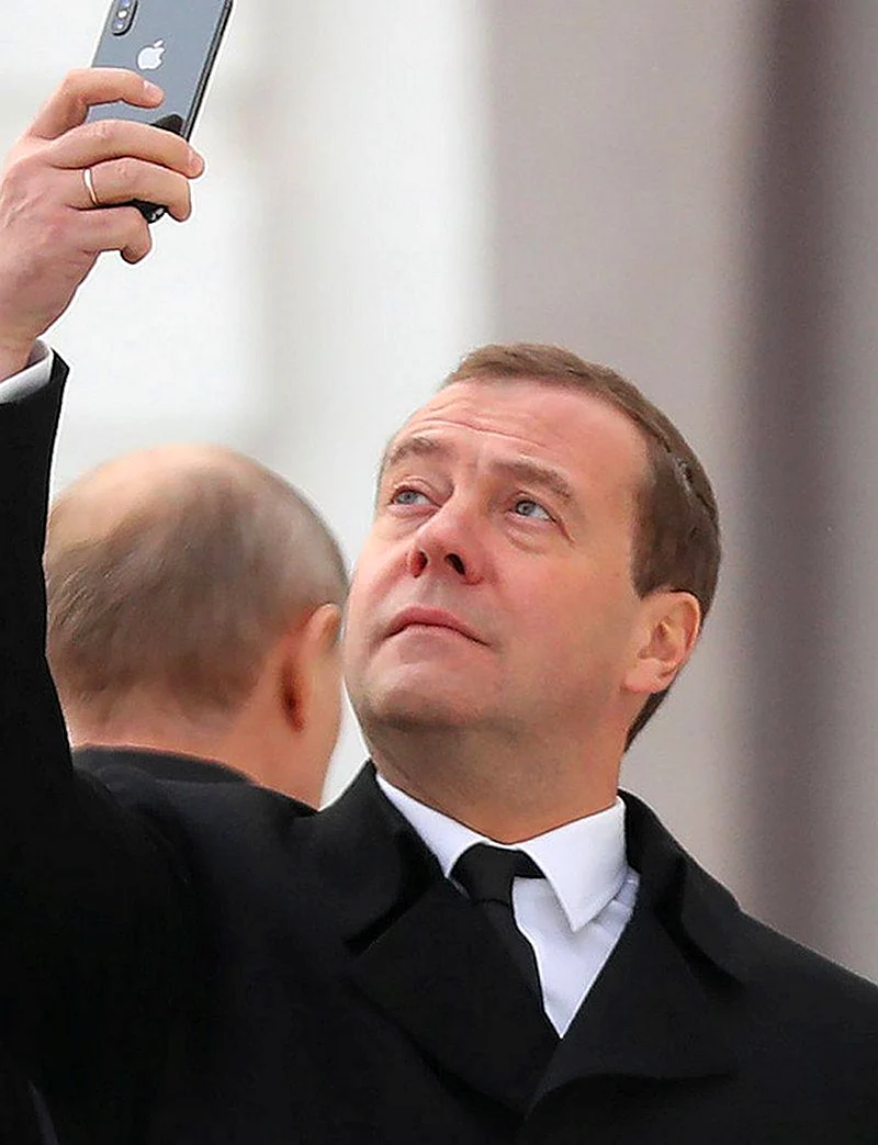 Дмитрий Медведев с айфоном