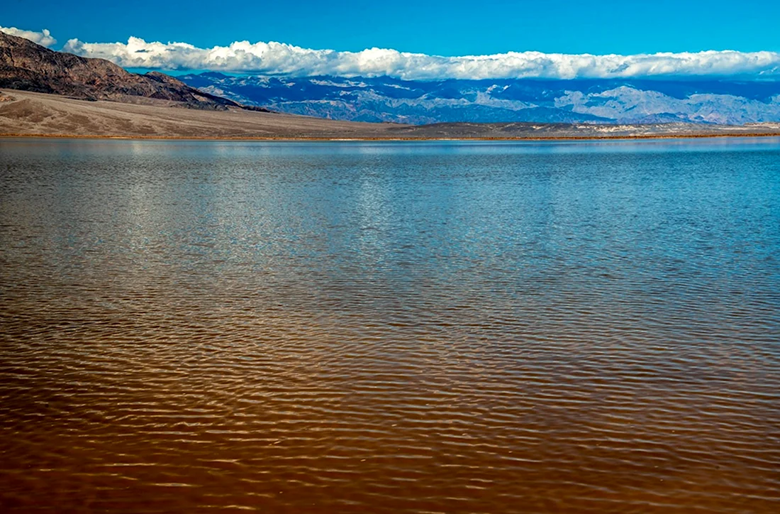 Долина смерти озеро