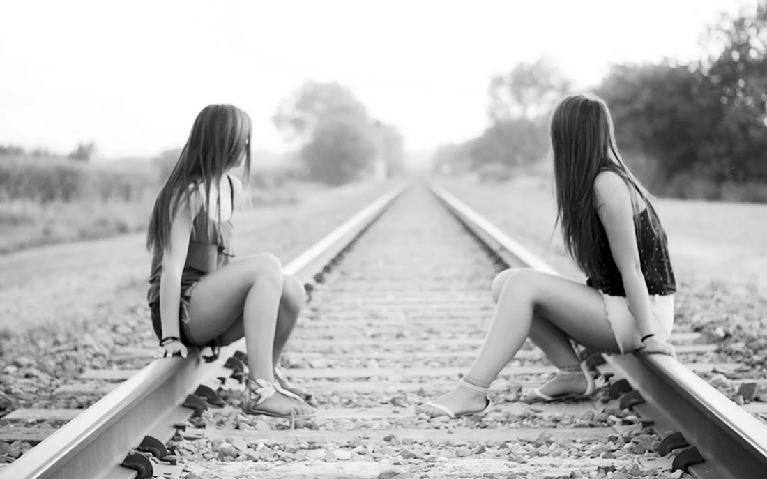 Две девушки на рельсах
