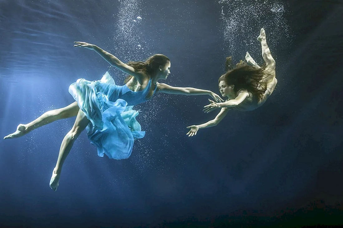 Две девушки под водой