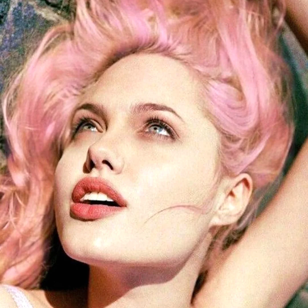 Джоли с розовыми волосами