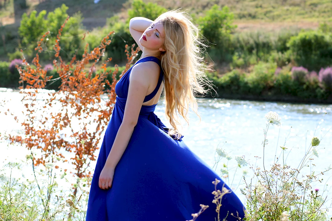 Эда Йылдыз в синем платье