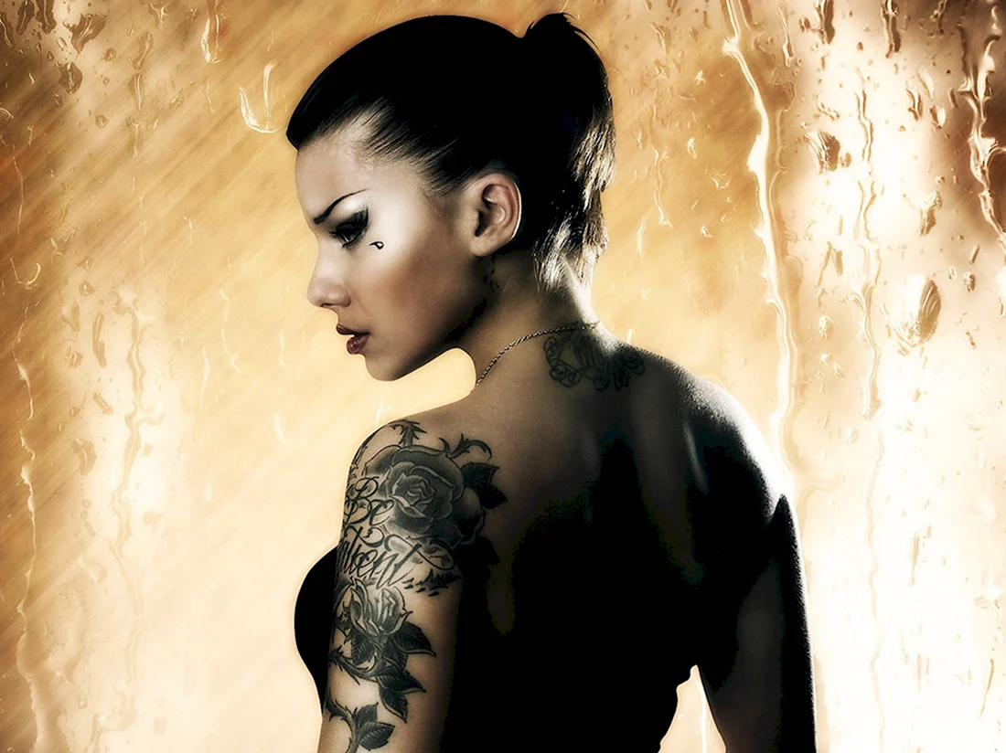 Элоди Юнг девушка с татуировкой дракона