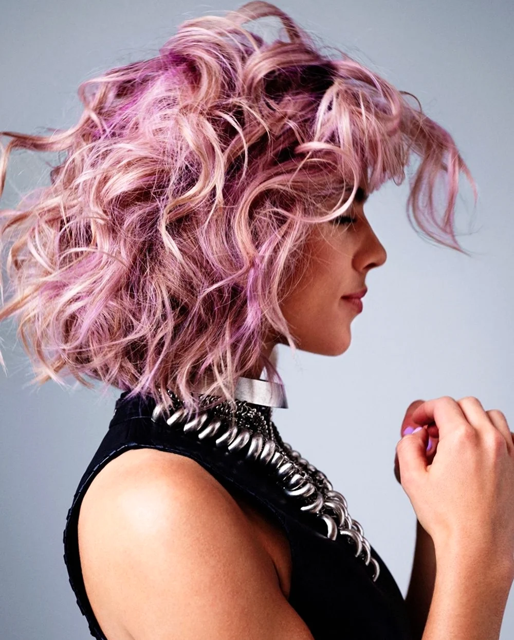 Эмили Бетт Рикардс с розовыми волосами