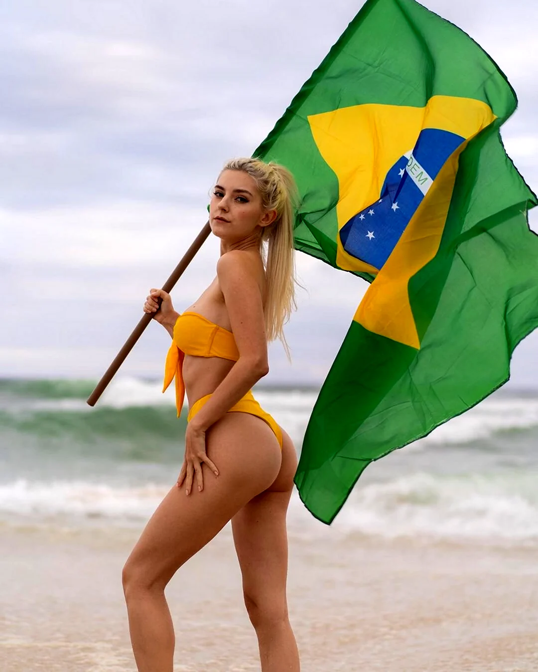 Ева Эльфи с бразильским флагом