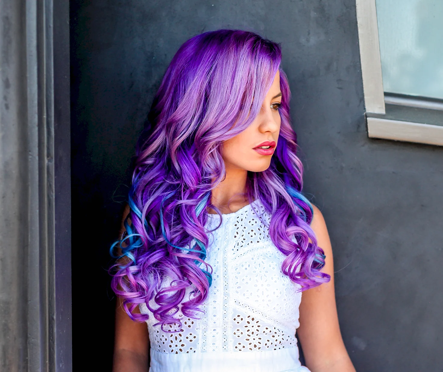 Ева Элфи с фиолетовыми волосами
