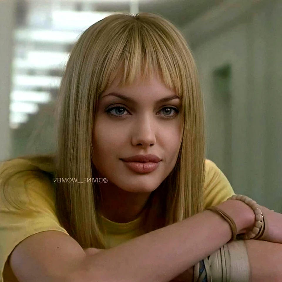 Фильм с Анджелиной Джоли где она блондинка с короткой челкой
