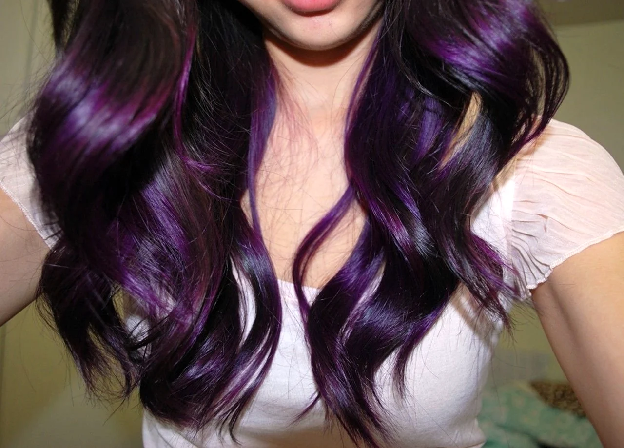 Фиолетовое мелирование на темные волосы