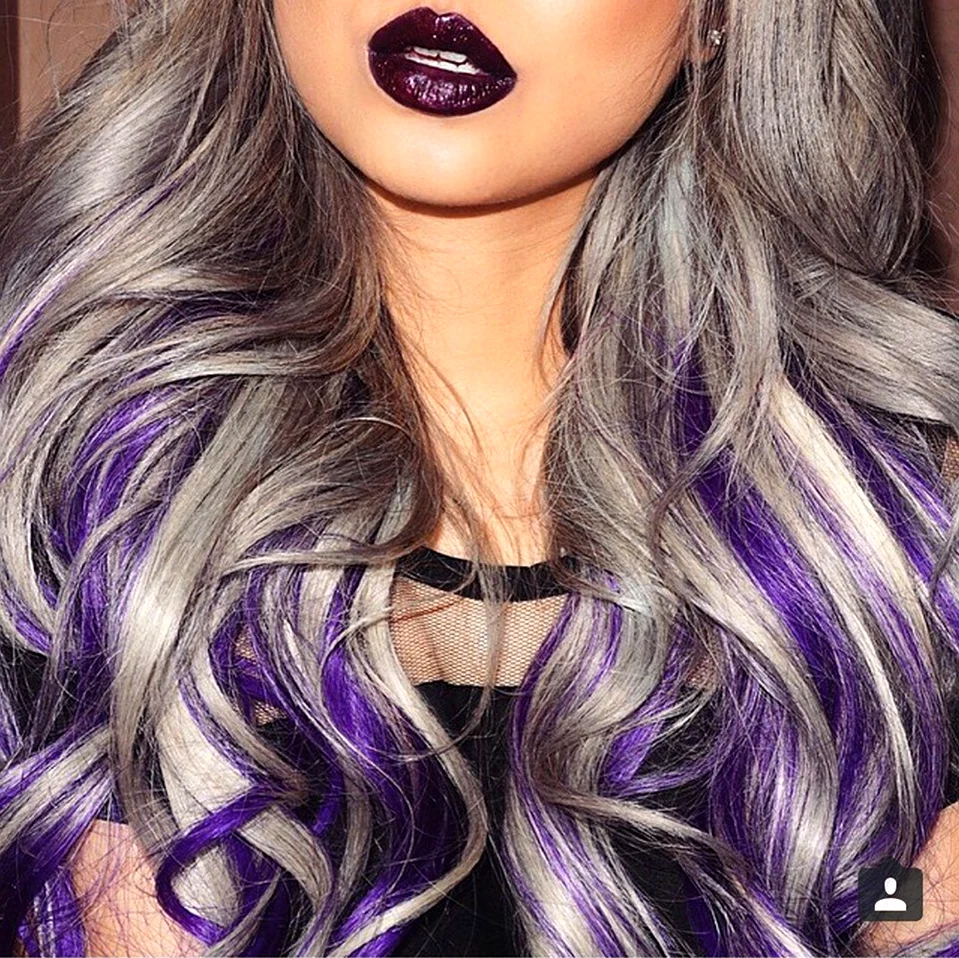 Фиолетовые пряди на пепельных волосах