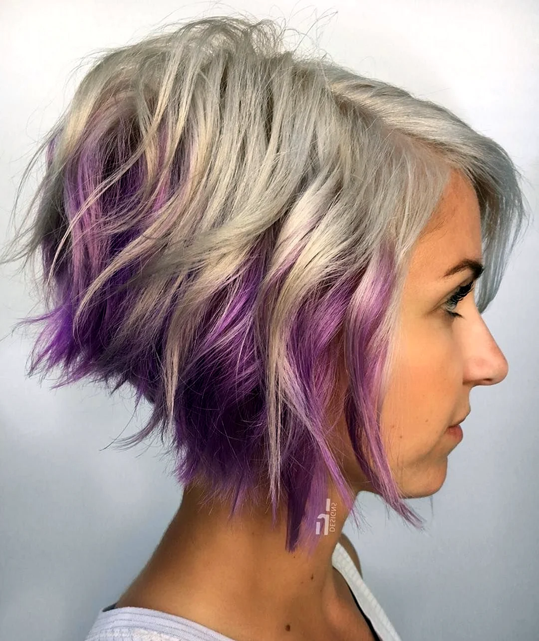 Фиолетовые пряди на светлых волосах каре