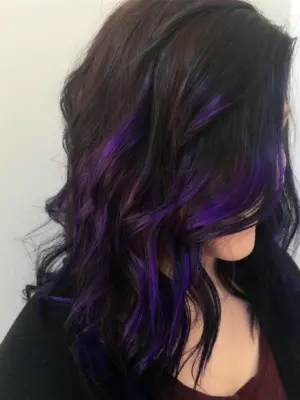 Фиолетовые пряди на темных волосах
