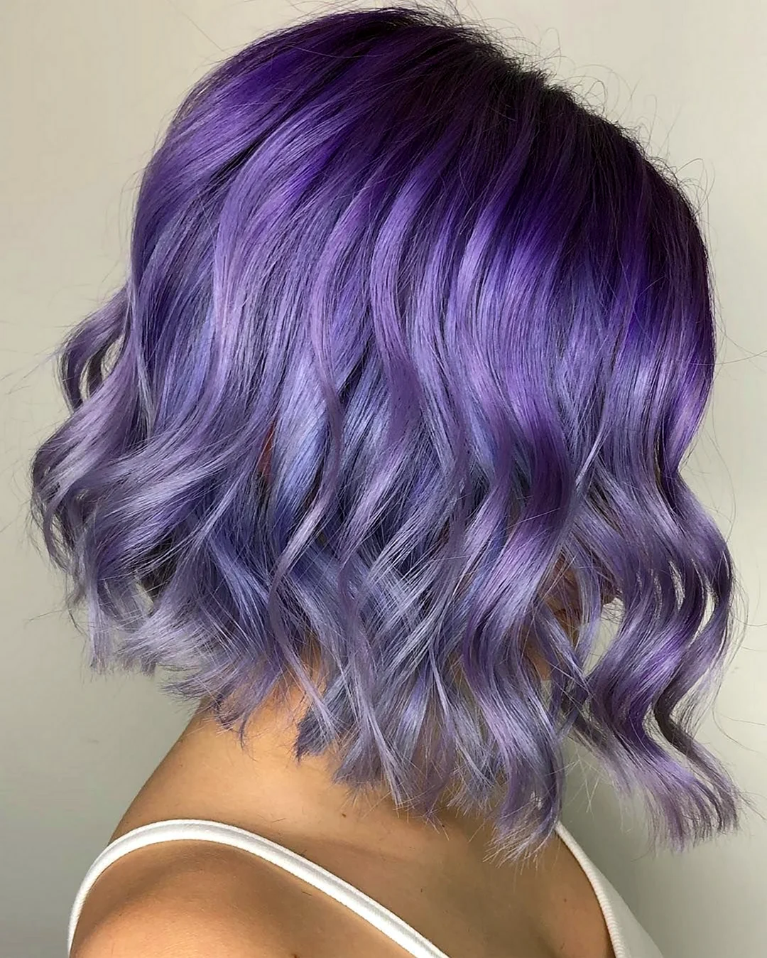 Фиолетовые волосы до плеч