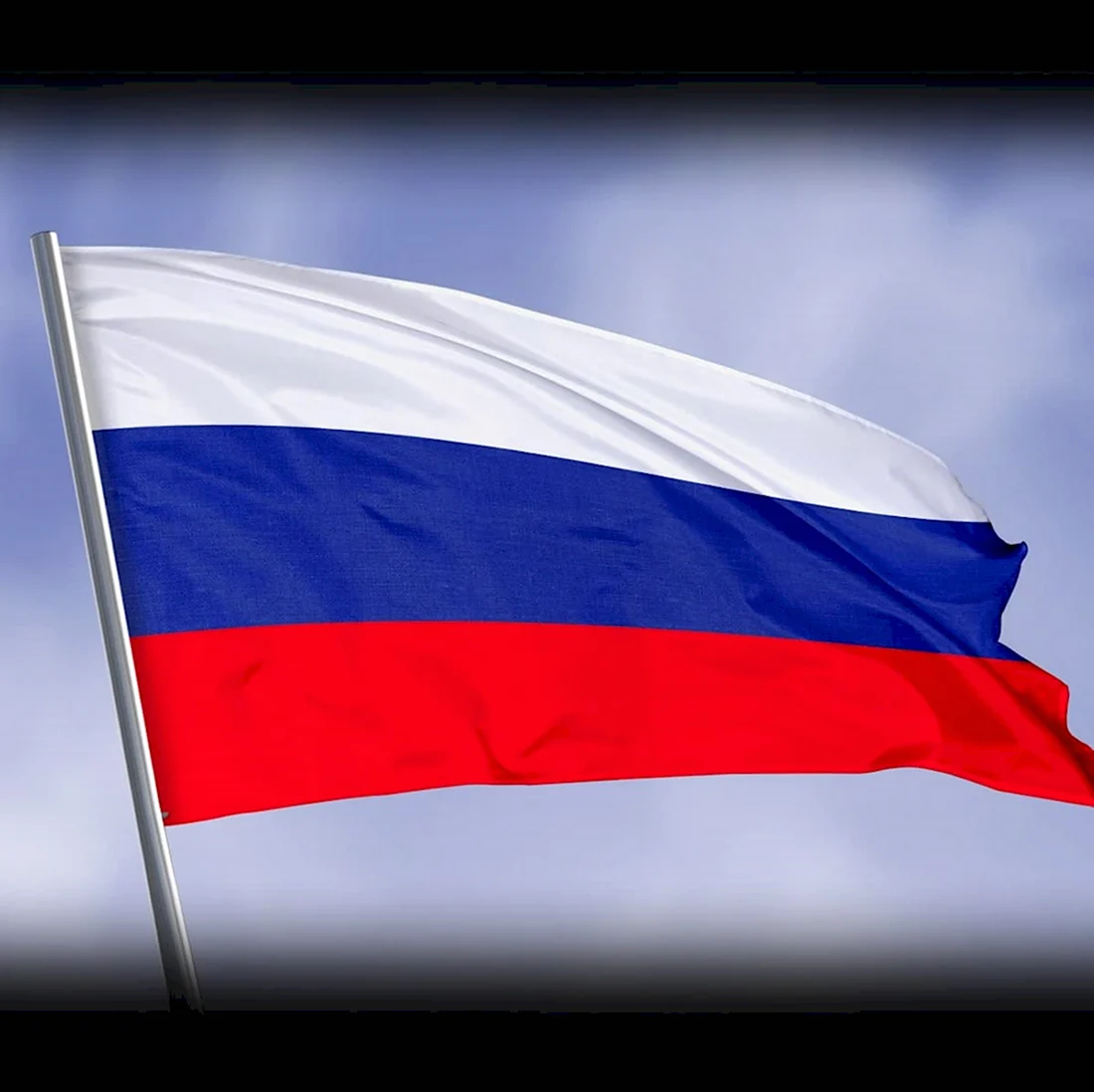 Флаг России на чистом небе крупный план
